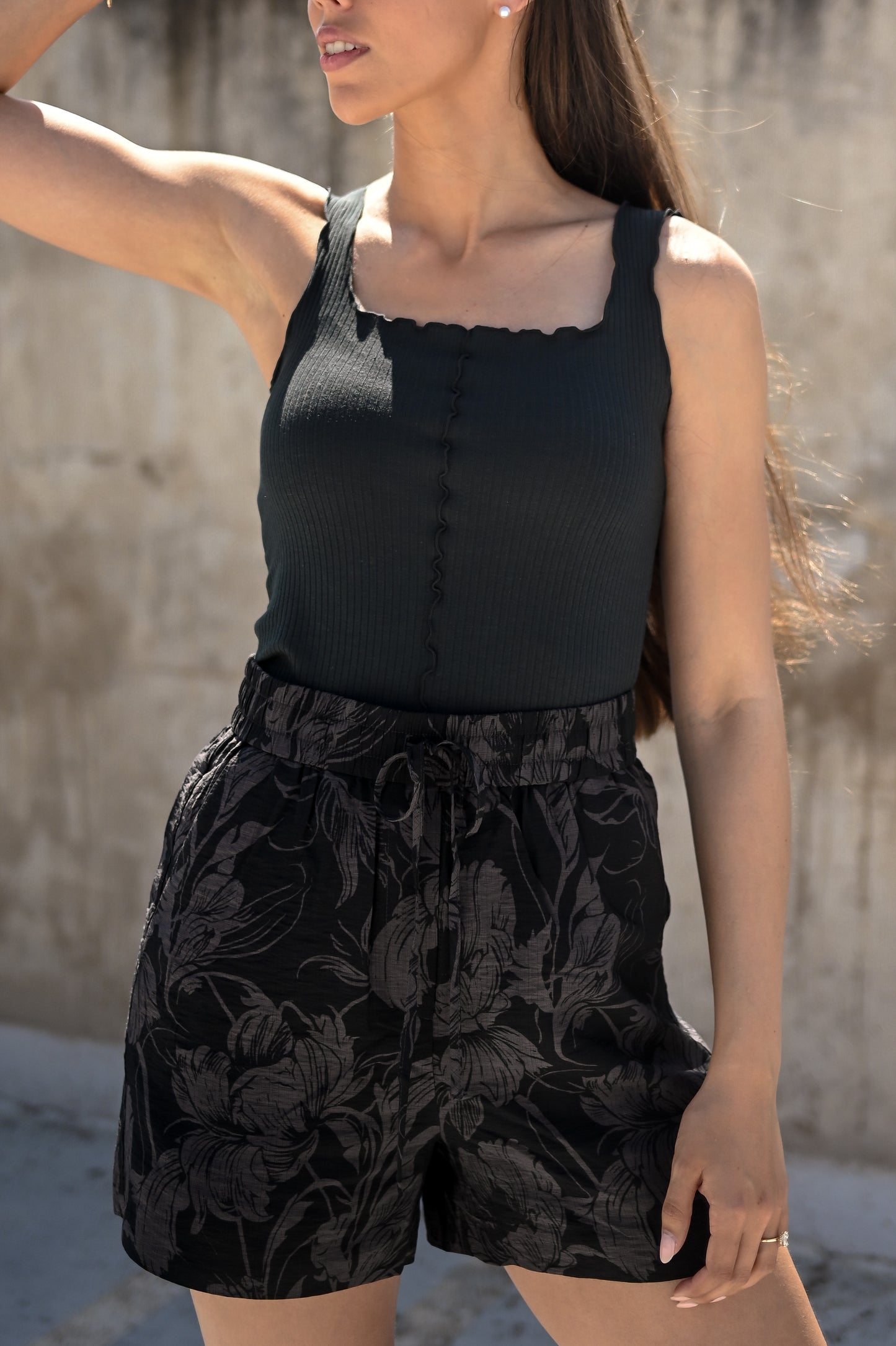 Ribbed singlet with wavy edges - Washed Black